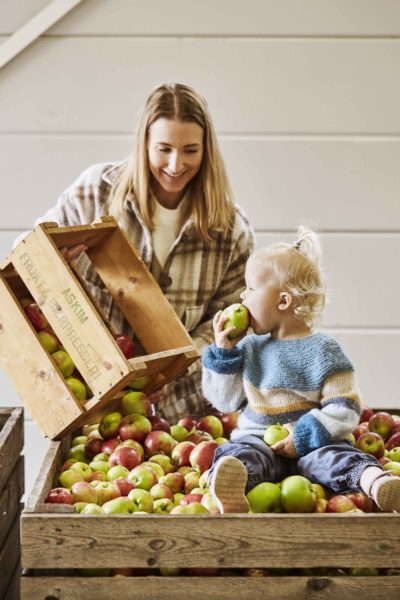 Mor og barn leverer epler