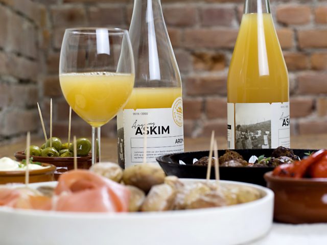 Årgang eplemost på tapasbord