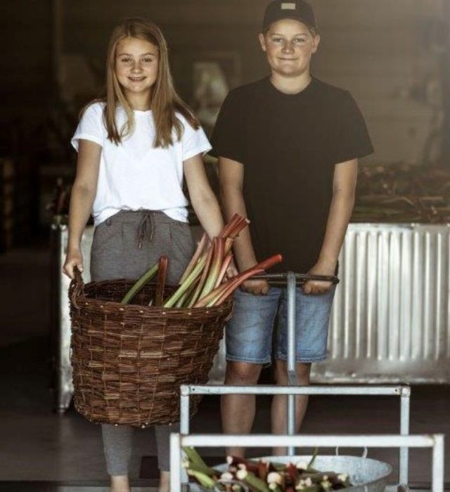 Barn leverer rabarbra forside